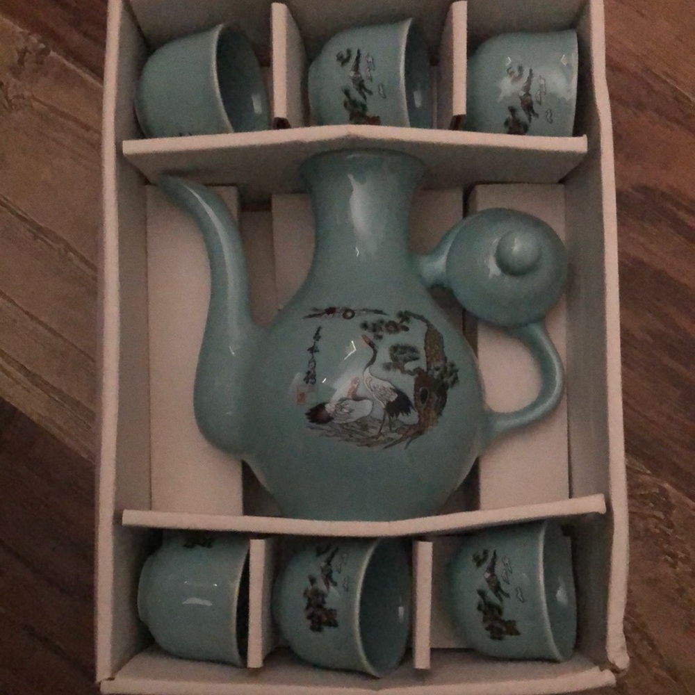 8 Piece Tea Pot Set Set, brand new never used , comes in box